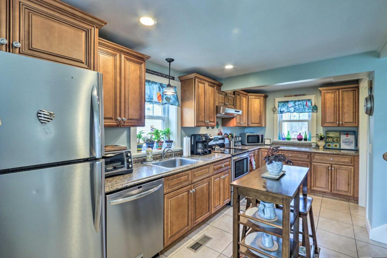 Remodeled Farmhouse In Waterford Near 2 Beaches! Exterior foto